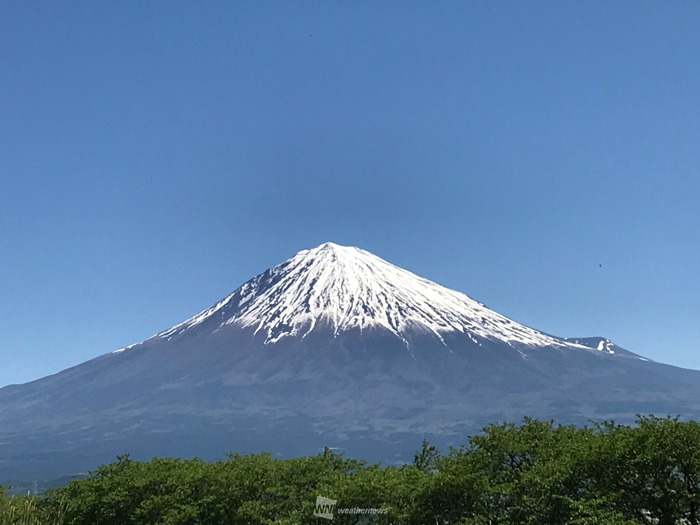 
青空に映える白い富士山　全国的に五月晴れ続く
        