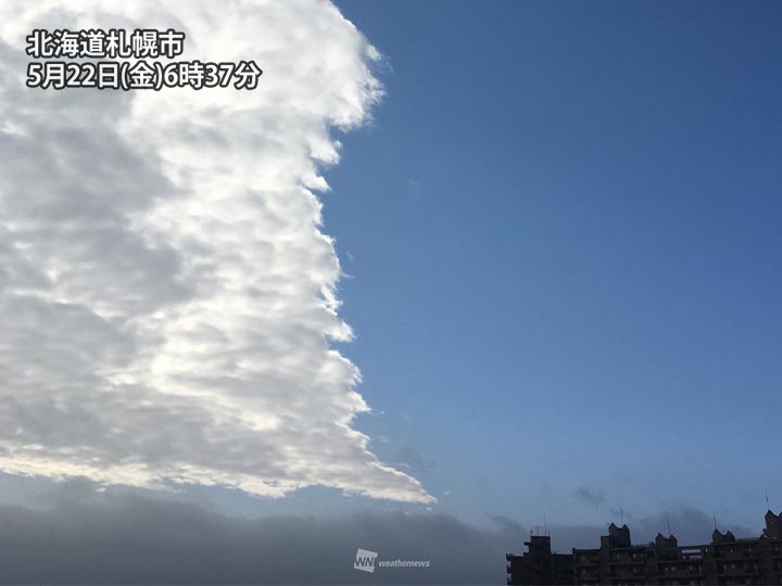 
札幌上空に雲の境界線　青空と雲で二分
        