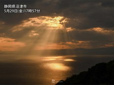 
穏やかな静岡の海を照らす天使の梯子
        