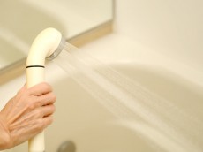 
風呂のカビ対策、浴室を出る前にかけるのは「お湯」or「冷水」どっちが正解？
        