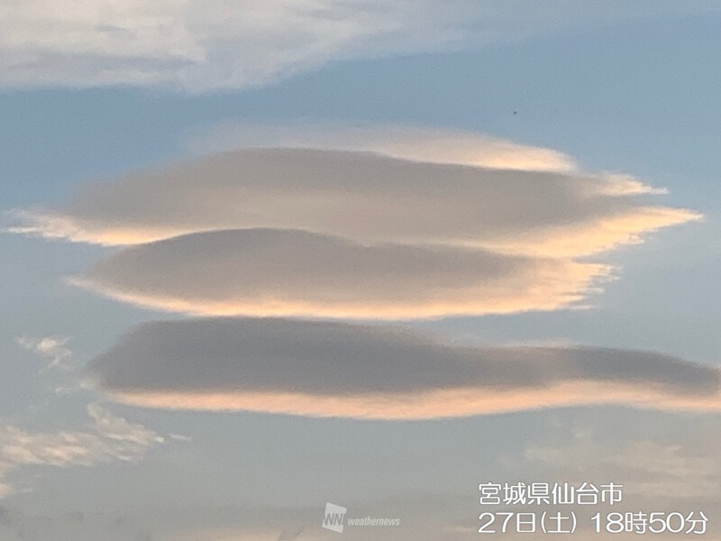 
夕焼けを泳ぐ3匹のレンズ雲
        