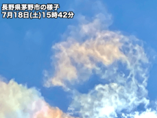 梅雨の晴れ間を彩る淡い雲