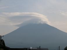 富士山の山頂に笠雲　午後の雨を予兆するサイン