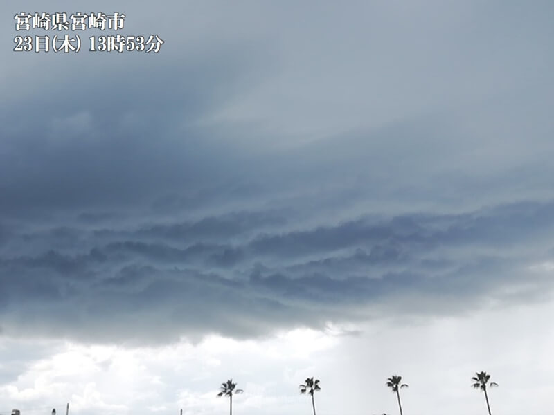 九州南部で激しい雨　「アーチ雲」も出現