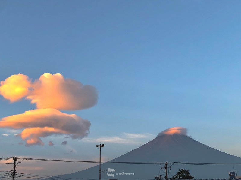 幻想的な「吊るし雲」が出現、山の日の富士山を飾る