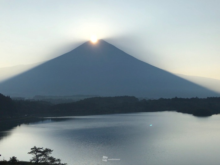 ダイヤモンド富士　太陽が山頂からチラリ　静岡・田貫湖より