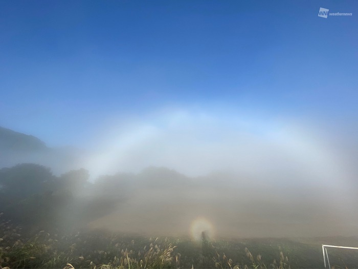 薄まる霧の中、白虹とブロッケン現象が出現　長野・白馬