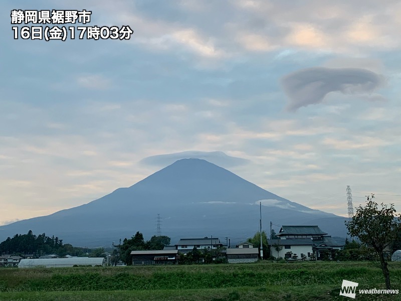 富士山に笠雲出現　天気下り坂のサイン