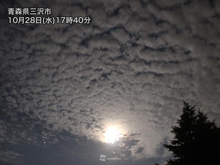 青森でうろこ雲が月明かりに照らされる　今夜の雨の予兆