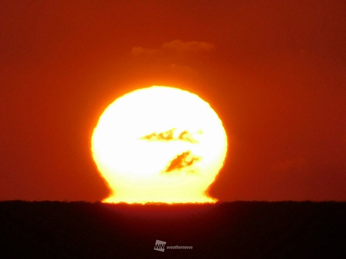 静岡・伊豆半島で「だるま朝日」出現　くびれた太陽　蜃気楼の一種