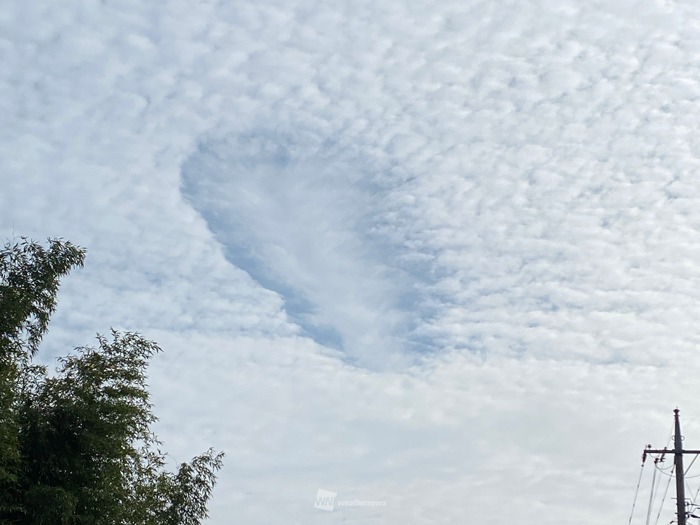 雲に足跡!?　栃木県や福島県で雲に穴が開いたような「穴あき雲」