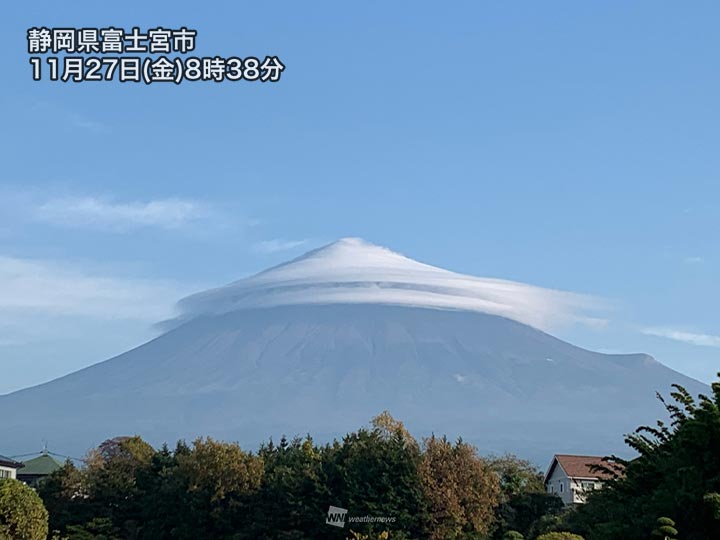 富士山が帽子のような笠雲をかぶる