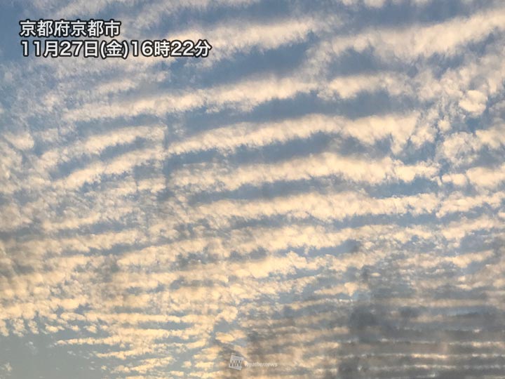 大阪や京都など関西上空に波状雲　今夜の雨を予兆