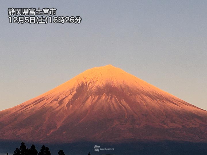 夕暮れに美しい紅富士　雪化粧した富士山が紅く染まる