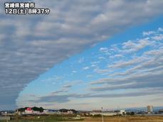 九州の週末の朝に開く雲のカーテン　長く伸びる雲と青空