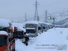 大雪時、立ち往生による車両滞留はなぜ起こる　移動時の備えは