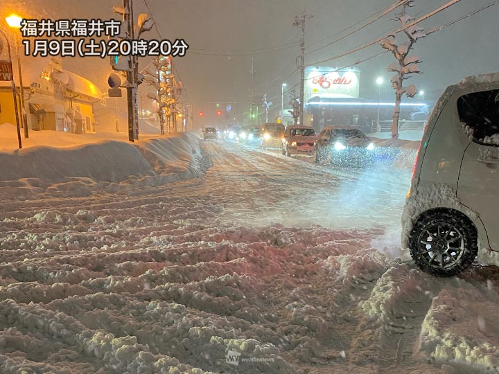 福井市で積雪100cmを超える　発達した雪雲が継続し夜間は外出危険に