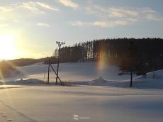 虹色に輝くダイヤモンドダスト　北海道・下川町で今朝撮影