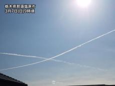 北関東や近畿などで長く伸びる飛行機雲