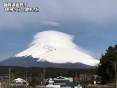 富士山に笠雲　このあと雲多くなるも崩れなし