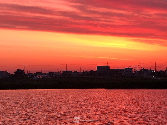 関西で鮮やかな朝焼け　昼間は夏のような暑さに