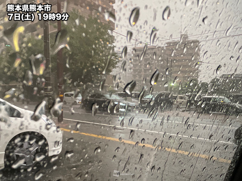 局地的に激しいゲリラ豪雨　熊本では道路冠水