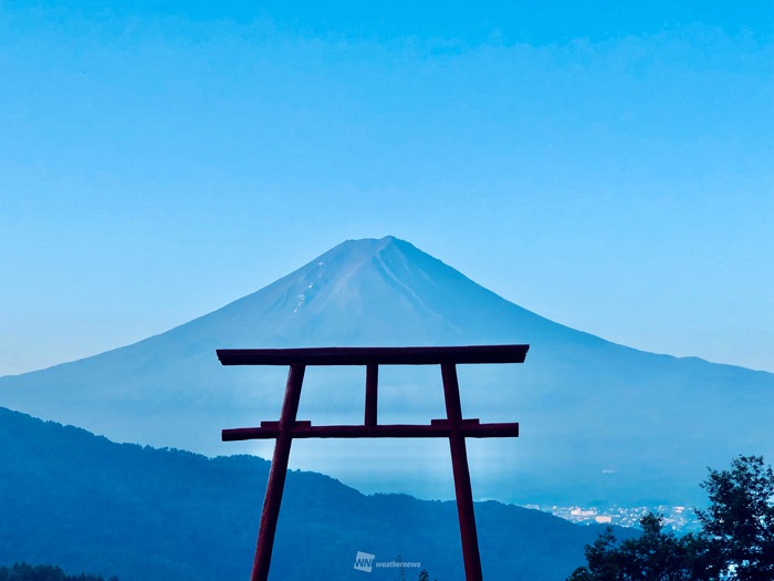 晴れて夏姿の富士山くっきり　鳥居越しの雄大な姿