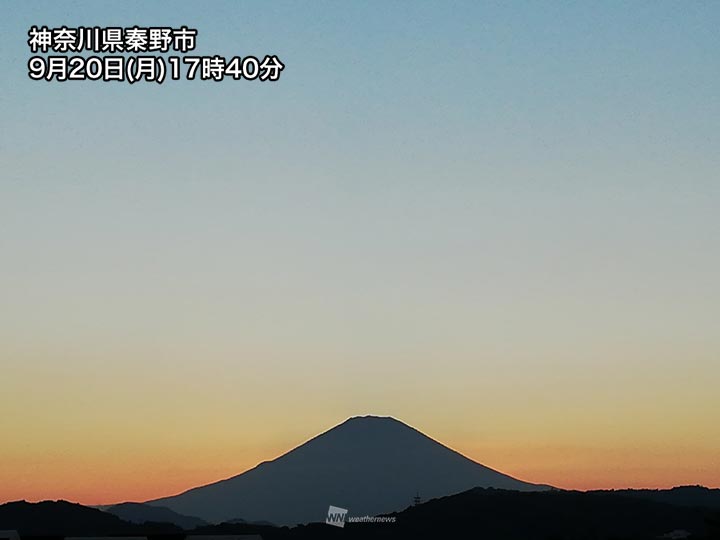 澄んだ空に夕焼けのグラデーション　連休明けの明日朝の冷え込みを示唆