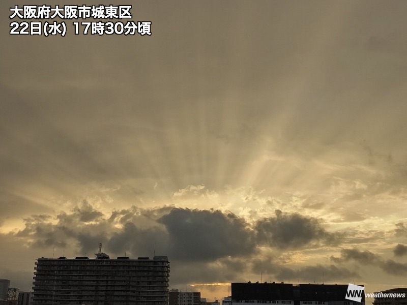 薄明光線(光芒)が夕空に出現