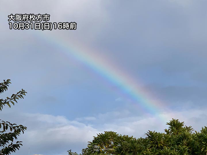 七色の虹のアーチがかかる　大阪の空に雨雲のいたずら