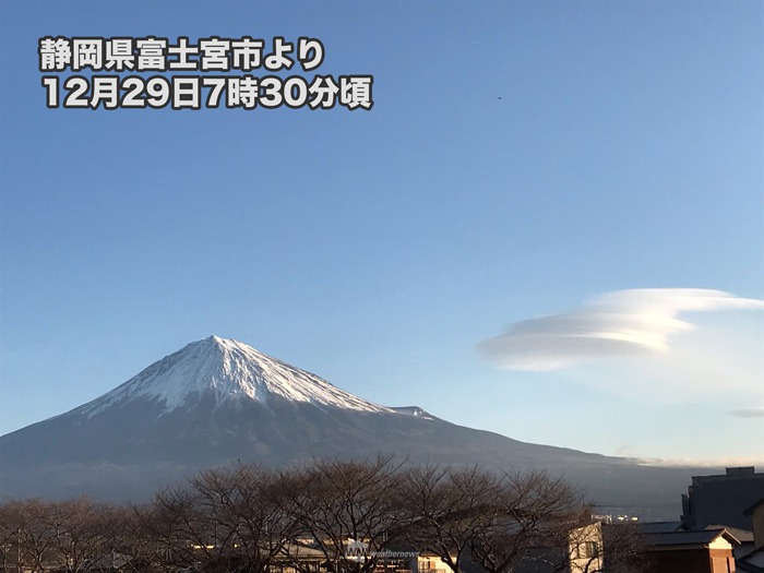 年の瀬の富士山につるし雲　UFOのような形も