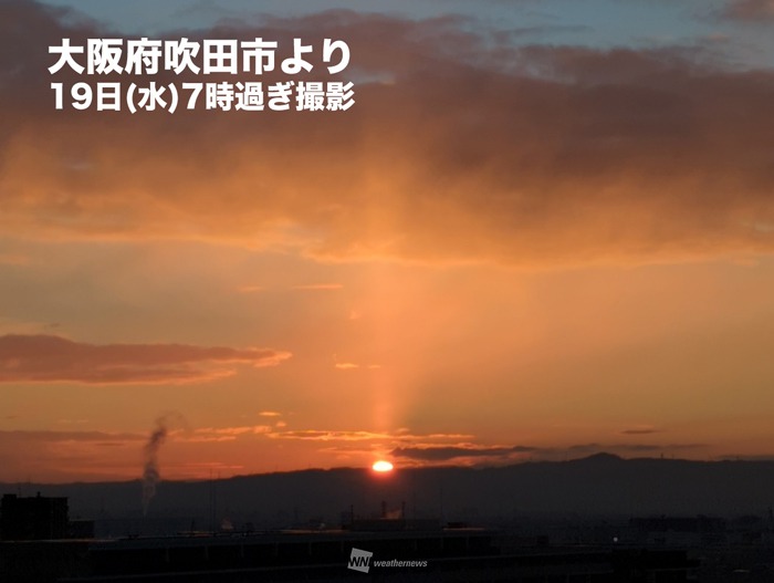 大阪などで関西でサンピラー(太陽柱)　昇る太陽の上にオレンジ色の柱