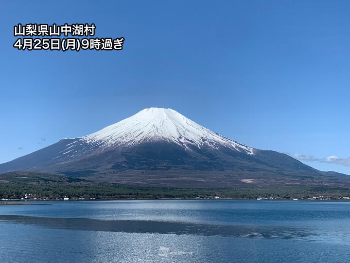 富士山にはまだ雪がしっかり　初夏の青空に映える白さ