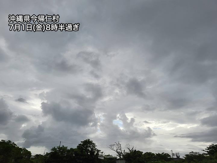 沖縄は湿った空気の影響で強雨　明日には台風接近のおそれ