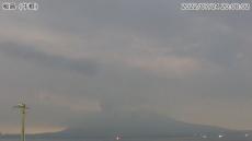 桜島で噴火が発生　気象庁が噴火速報を発表　火口上300mで雲に入る