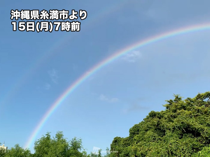 終戦記念日の朝　沖縄の空に二重の虹がかかる