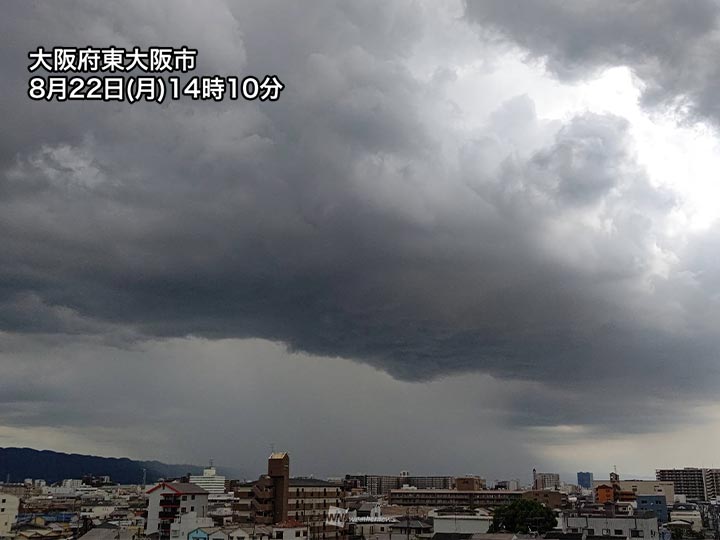 大阪周辺で局地的に雨雲が発達　局地的な土砂降りで道路冠水の可能性も