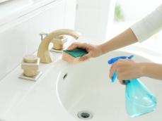 夏に溜まった洗面台の汚れをピカピカに！　歯ブラシ＆ストッキングで簡単お掃除