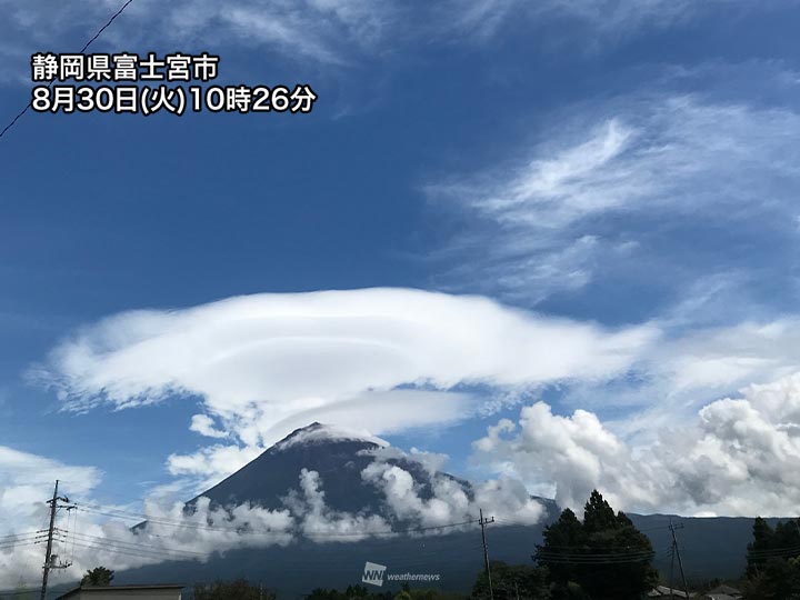 富士山に笠雲が出現　湿った空気の影響でにわか雨注意