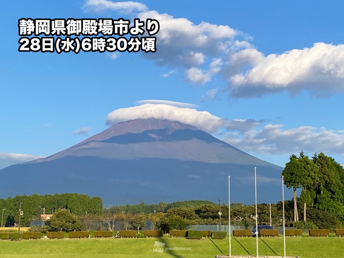 今朝は富士山に笠雲が出現　湿った空気の影響でにわか雨注意