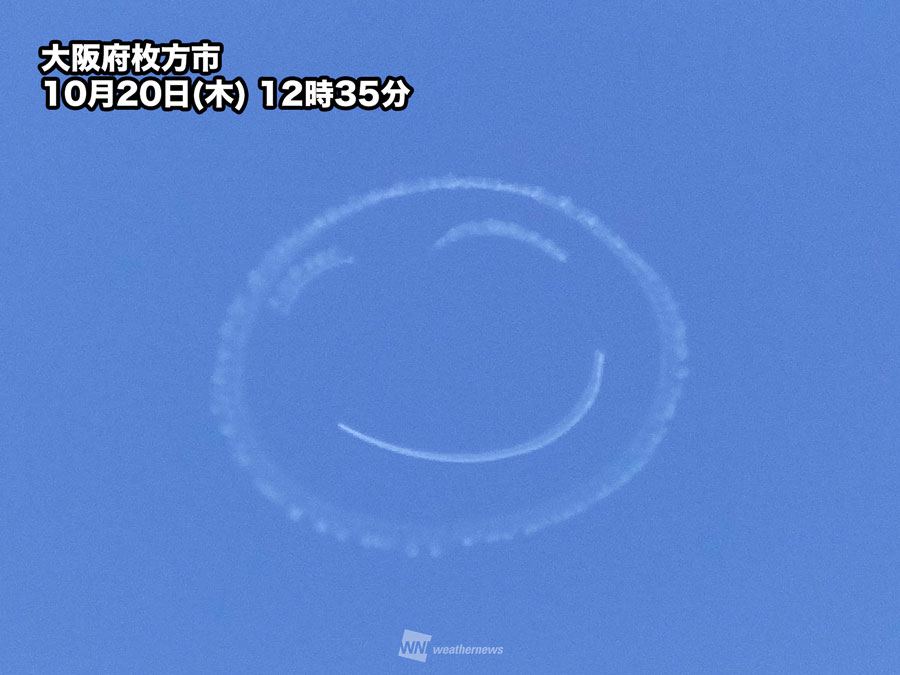 大阪・兵庫の空にスマイル　エアレースパイロット室屋さんの飛行機が描く