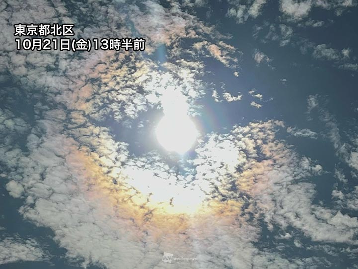 東京など関東の空に彩雲　秋らしい高い雲が広がる
