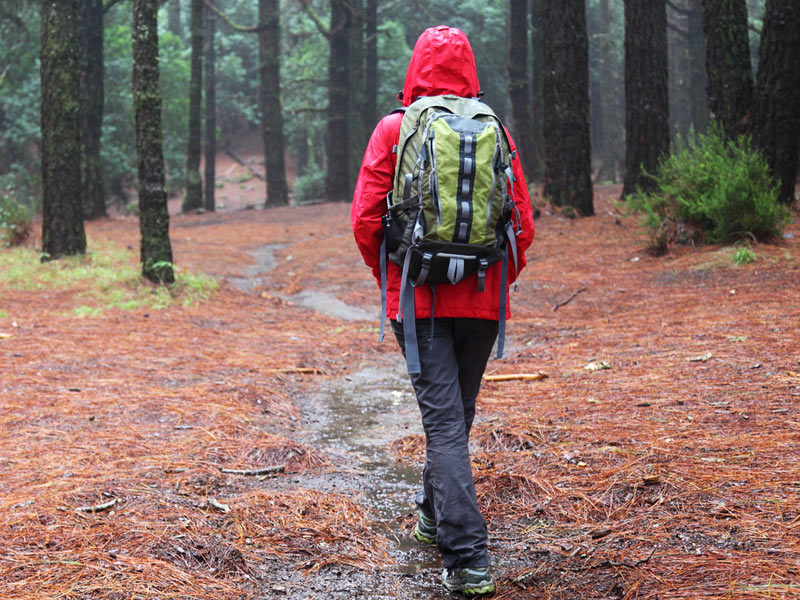 秋ハイキングでの服や靴の泥汚れ対策、防水スプレーの上手な使い方
