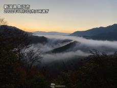 新潟県・枝折峠で「滝雲」　放射霧が滝のように流れ出す絶景