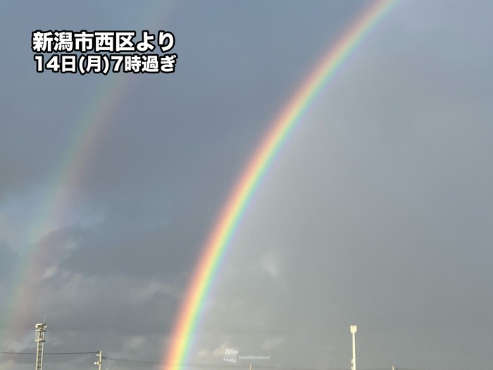 日本海側で二重の虹　時雨虹のダブルレインボー