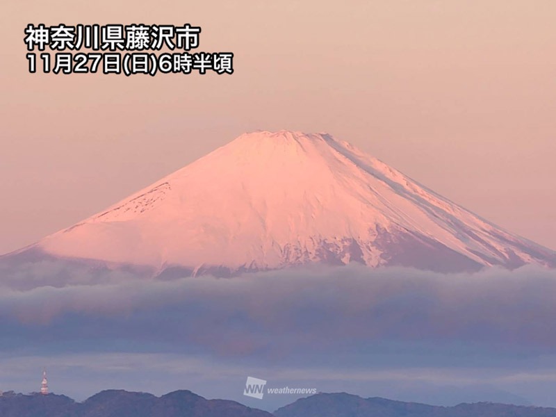 朝焼けに美しい紅富士　雪化粧した富士山が紅く染まる