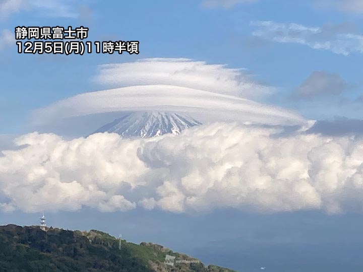 富士山に厚い笠雲がかかる　午後は天気が下り坂