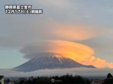 富士山の山頂に大きな笠雲　天気は下り坂へ