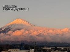 雪化粧をし直した富士山が夕陽に染まる