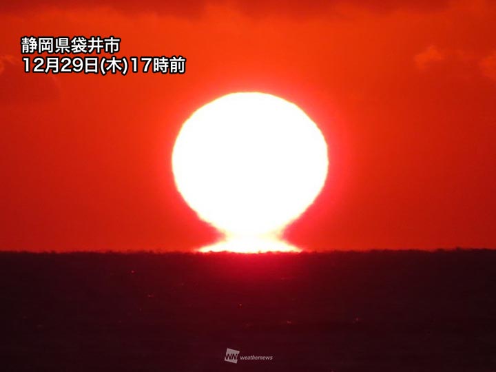 静岡県でだるま夕日がみられる　太陽がくびれる蜃気楼の一種